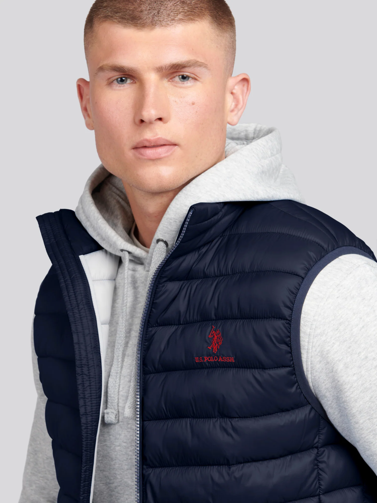 Mens Bound Quilted Gilet Dark Sapphire Navy / Haute Red DHM - Image 2