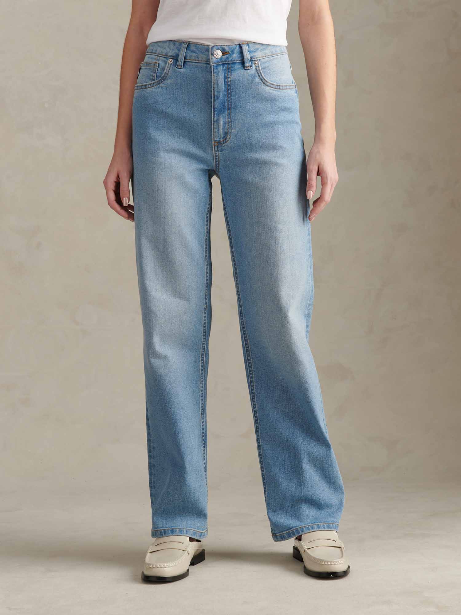 Womens Straight Fit Jean Light Blue Wash