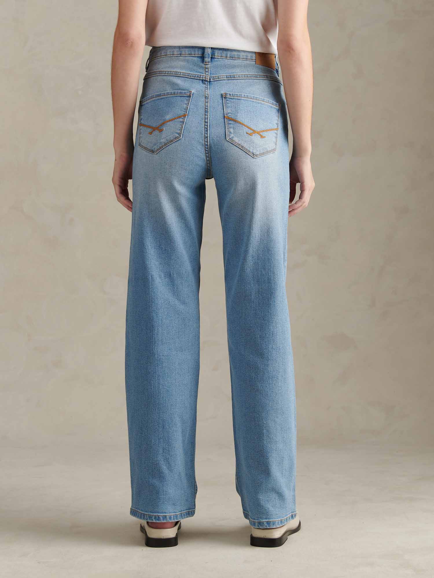 Womens Straight Fit Jean Light Blue Wash - Image 3