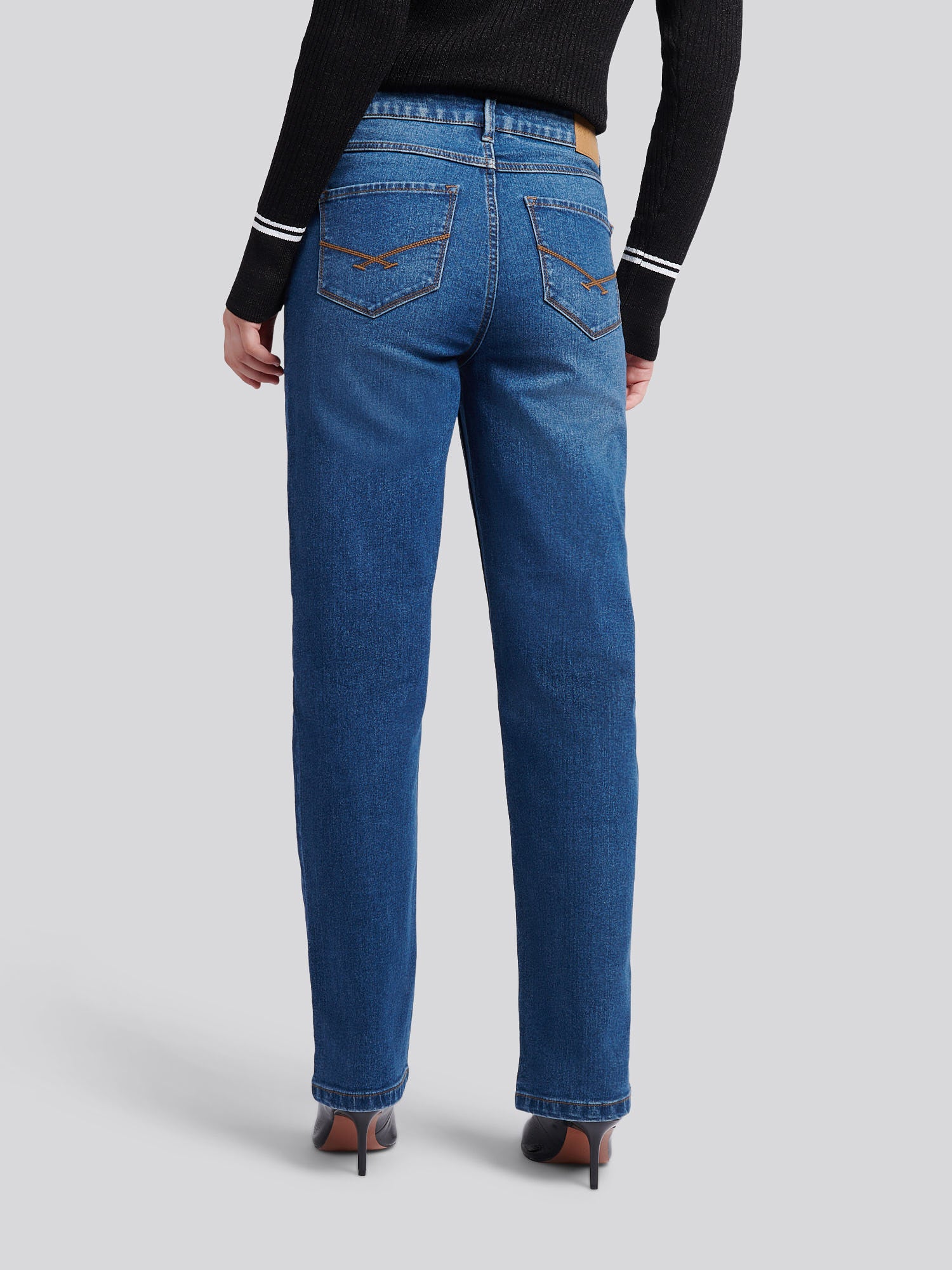Womens Straight Fit Jean Mid Wash - Image 4