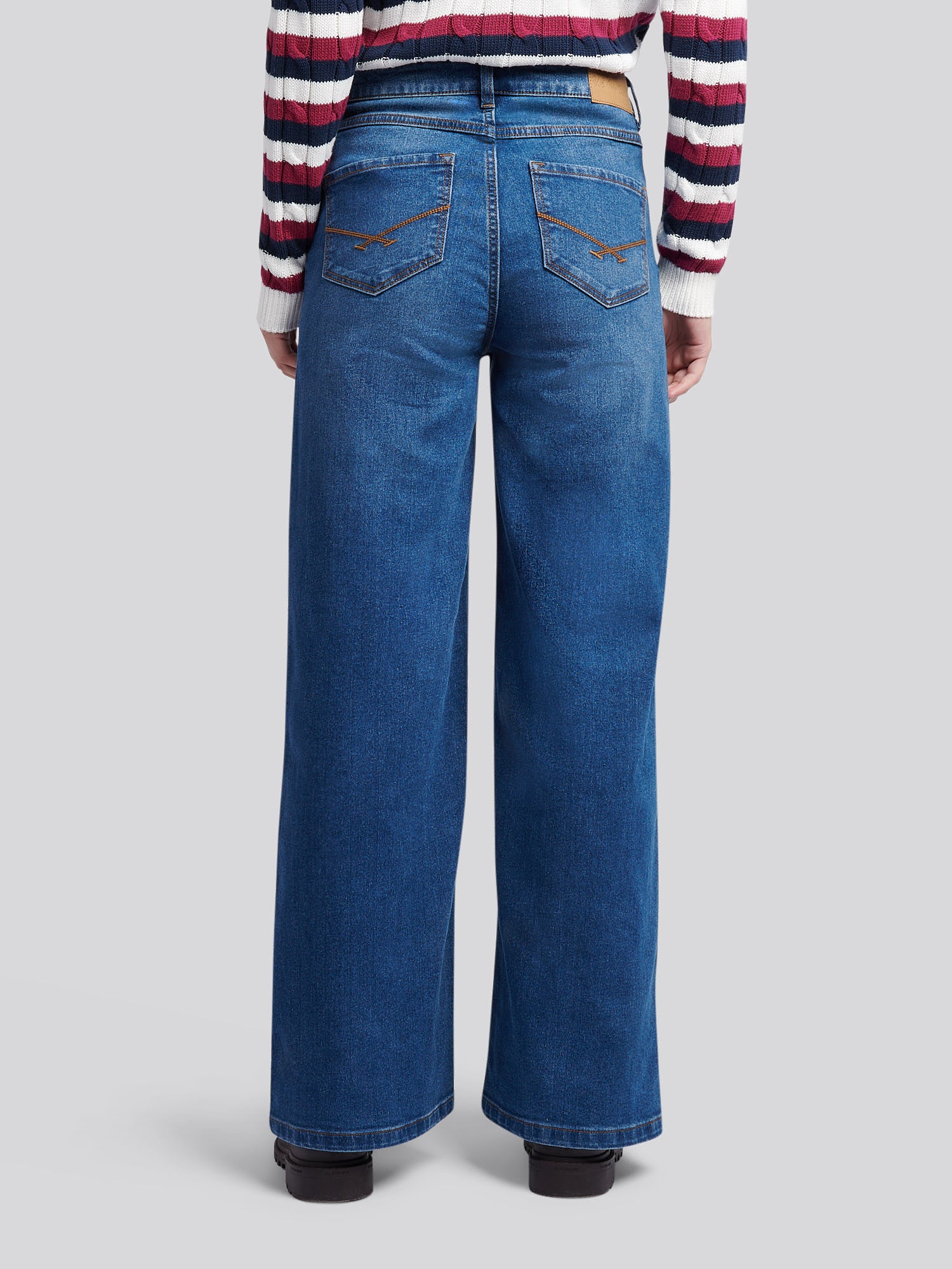 Womens Wide Fit Jean Mid Wash - Image 4